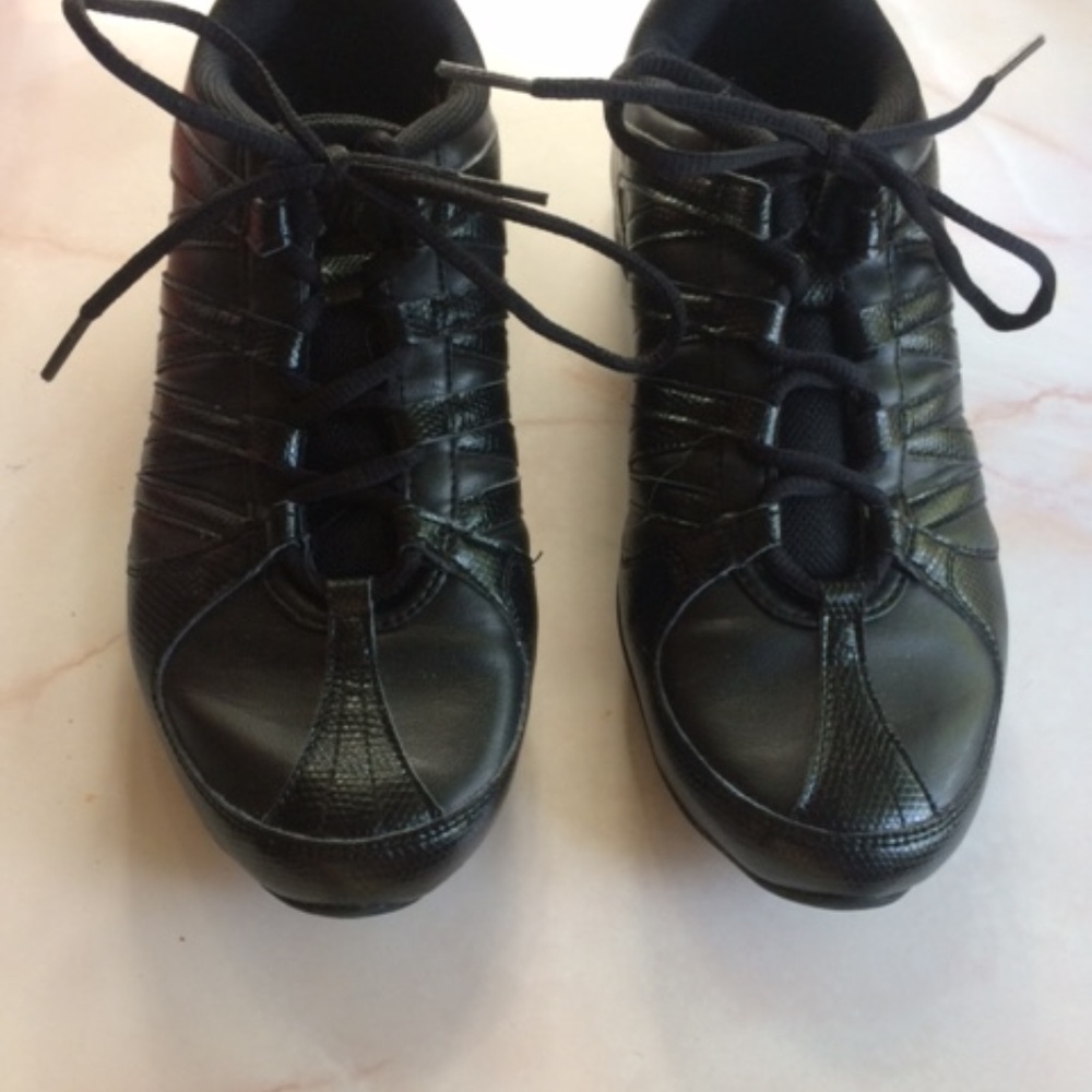 Nike Women's 'Musique IV' Black Athletic Shoes